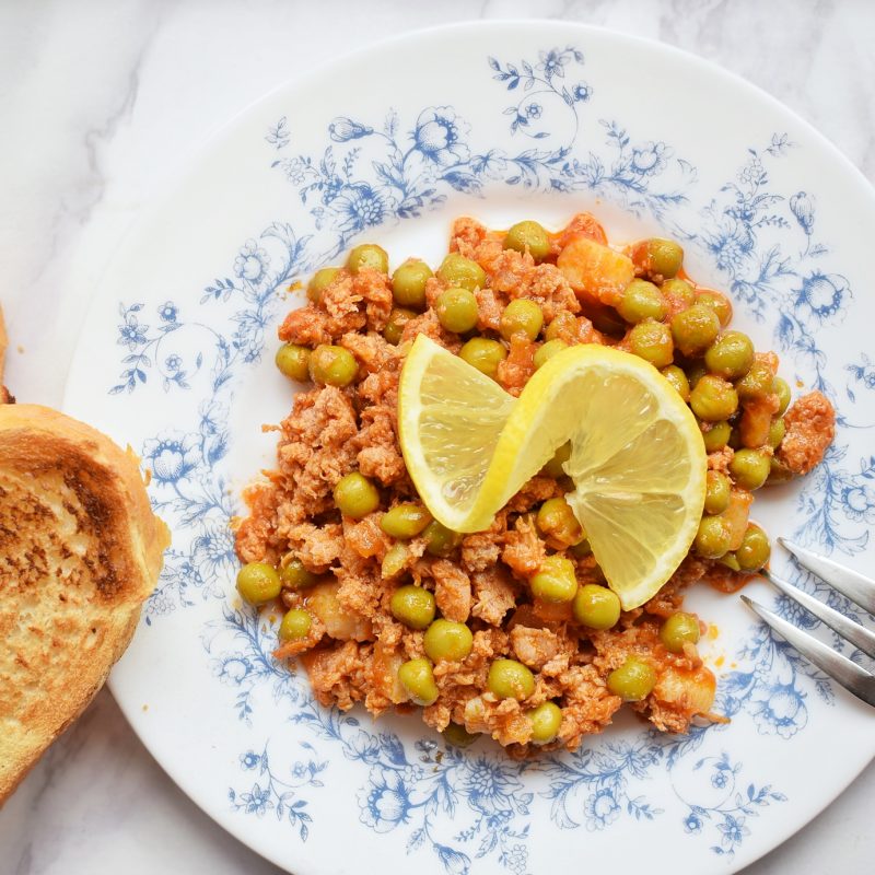 Maruzzella tuna salad with green peas in tomato sauce